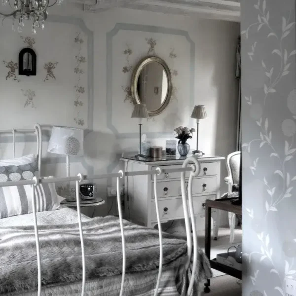 17th Centuary barn Sub tropical gardensapricot bedroom ednovean farm 600x600 - 17th Century Barn