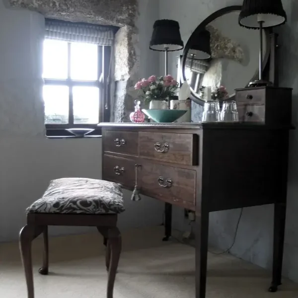 17th Centuary barn Sub tropical gardensblue room 2tint 600x600 - 17th Century Barn