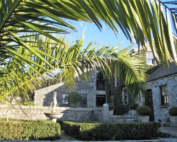 17th Centuary barn Sub tropical gardensednovean farm courtyard 600x480 - 17th Century Barn