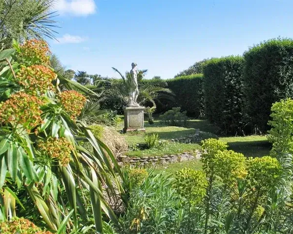 17th Centuary barn Sub tropical gardensednovean formal garden 600x480 - 17th Century Barn