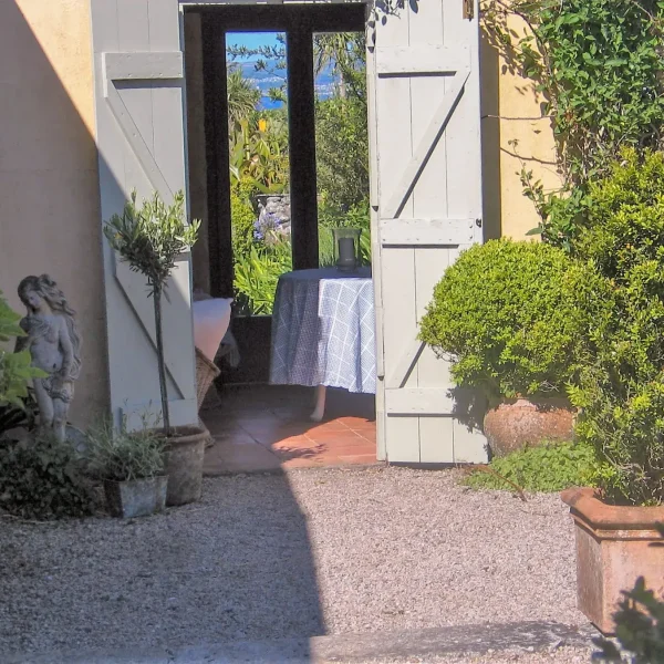 17th Centuary barn Sub tropical gardensfrenchinspired breakfastroom3 edited 600x600 - 17th Century Barn