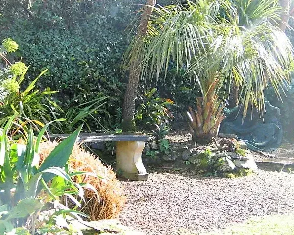 17th Centuary barn Sub tropical gardensitalian garden bench 600x480 - 17th Century Barn