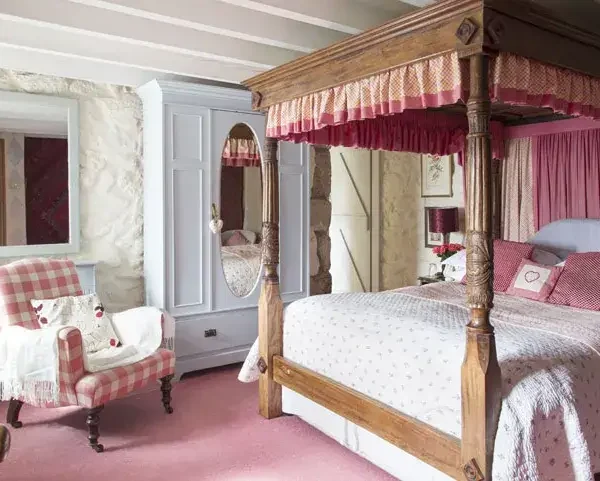 17th Centuary barn Sub tropical gardenspink bedroom 600x481 - 17th Century Barn