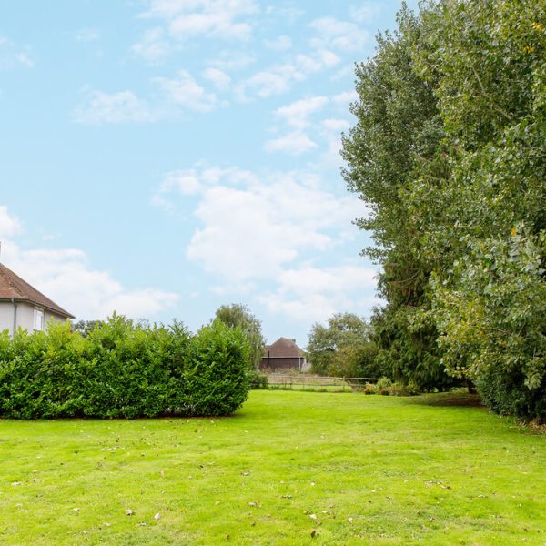 Oak Lodge333127AA 8C32 4F53 94B2 9482071D915C 1 105 c 600x600 - Oak Lodge