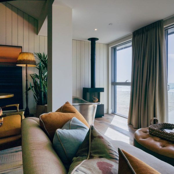 225CE0B9 12CA 4CA1 B1EF 5CB8D282B6BB 1 201 a 600x600 - Hotel On The Beach