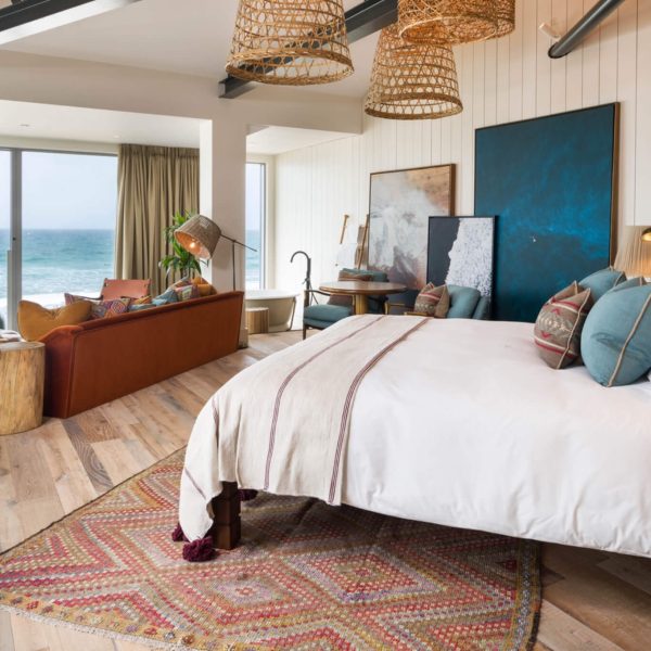 6532EF0B 082A 4420 BE13 13EEA0CCA4B0 1 201 a 600x600 - Hotel On The Beach