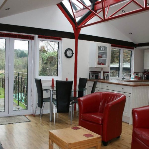 Boat House 8CFB782D 350B 4E84 A55C 90F69236EF16 1 201 a 600x600 - Boat House