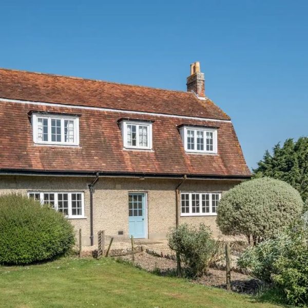 IOW Farm House7201067B A2D8 4B26 8071 0D638B59A6A1 1 105 c 1 600x600 - Isle Of Wight Estate