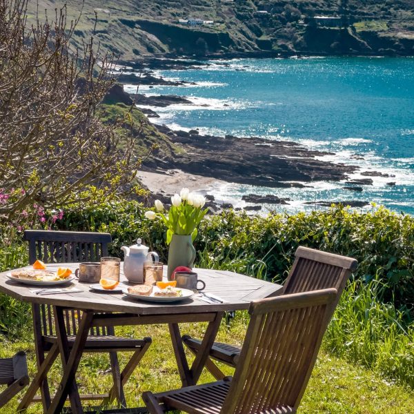 Clifftop Chalet81BC7AFB 6658 4215 A14E 88624F47A24D 600x600 - Clifftop Chalet