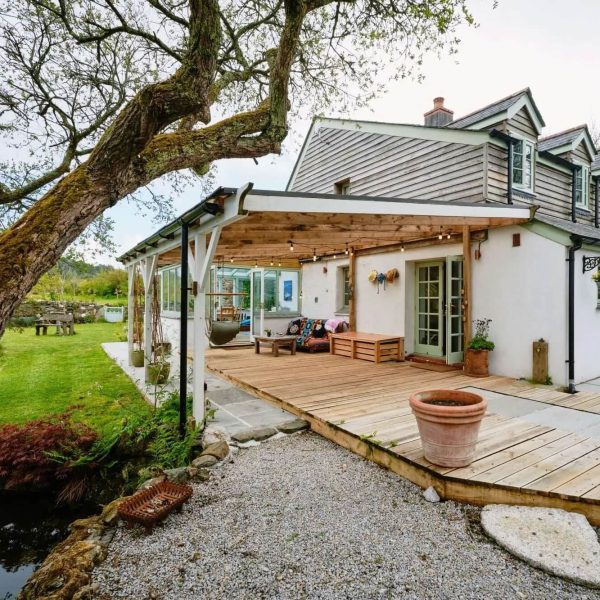 Lakeside RetreatPengelly Retreat IKX36113 2 scaled 1 600x600 - Lakeside Retreat