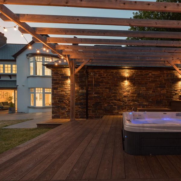 images 107 600x600 - Poughill House